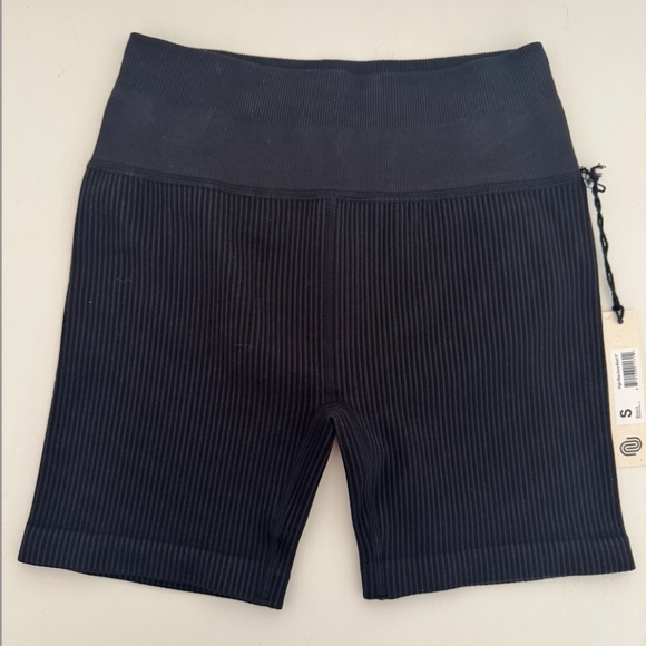NWT - white on earth High-Rise Aura Ribbed Short 5" - Black - Small - Picture 1 of 5